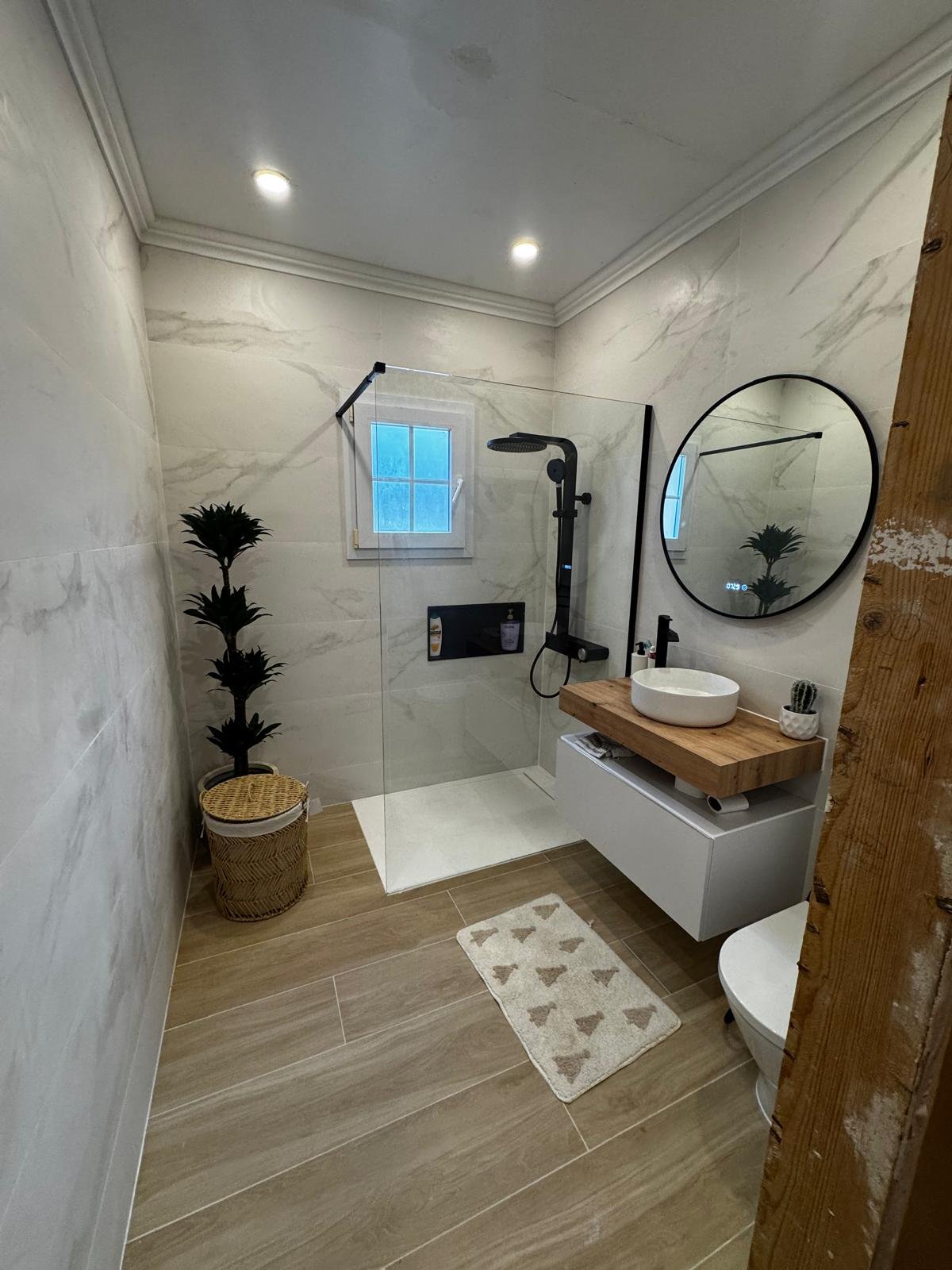 Baño con ducha enrasada y microcemento